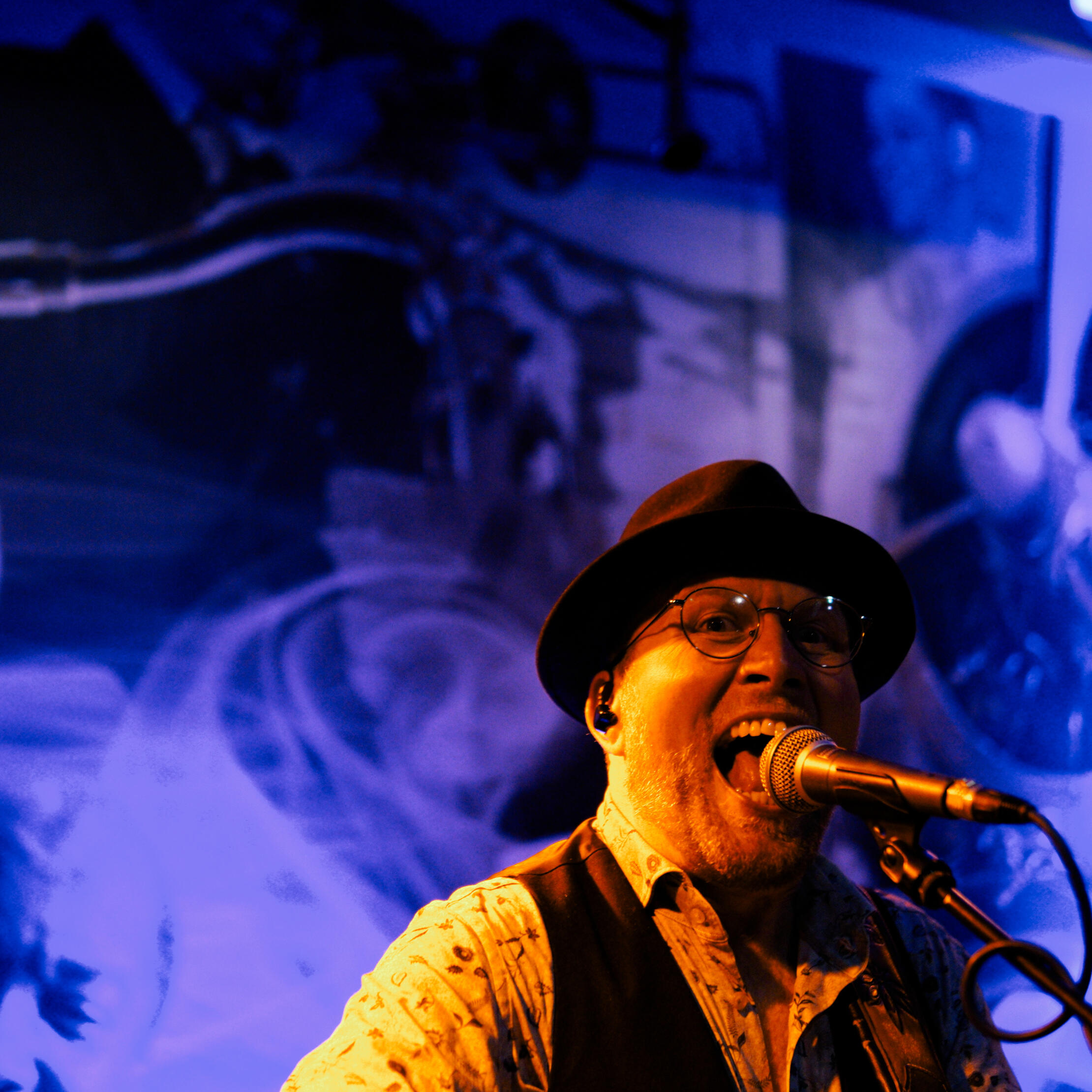 Jan Gregersen, Solo-Künstler mit Mikrofon bei einem Live-Auftritt